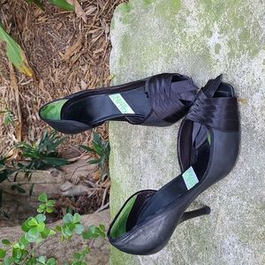 Guillaume Hinfray black leather peeptoe 3.5" heel. Ribbon detail. Sz 5.5.